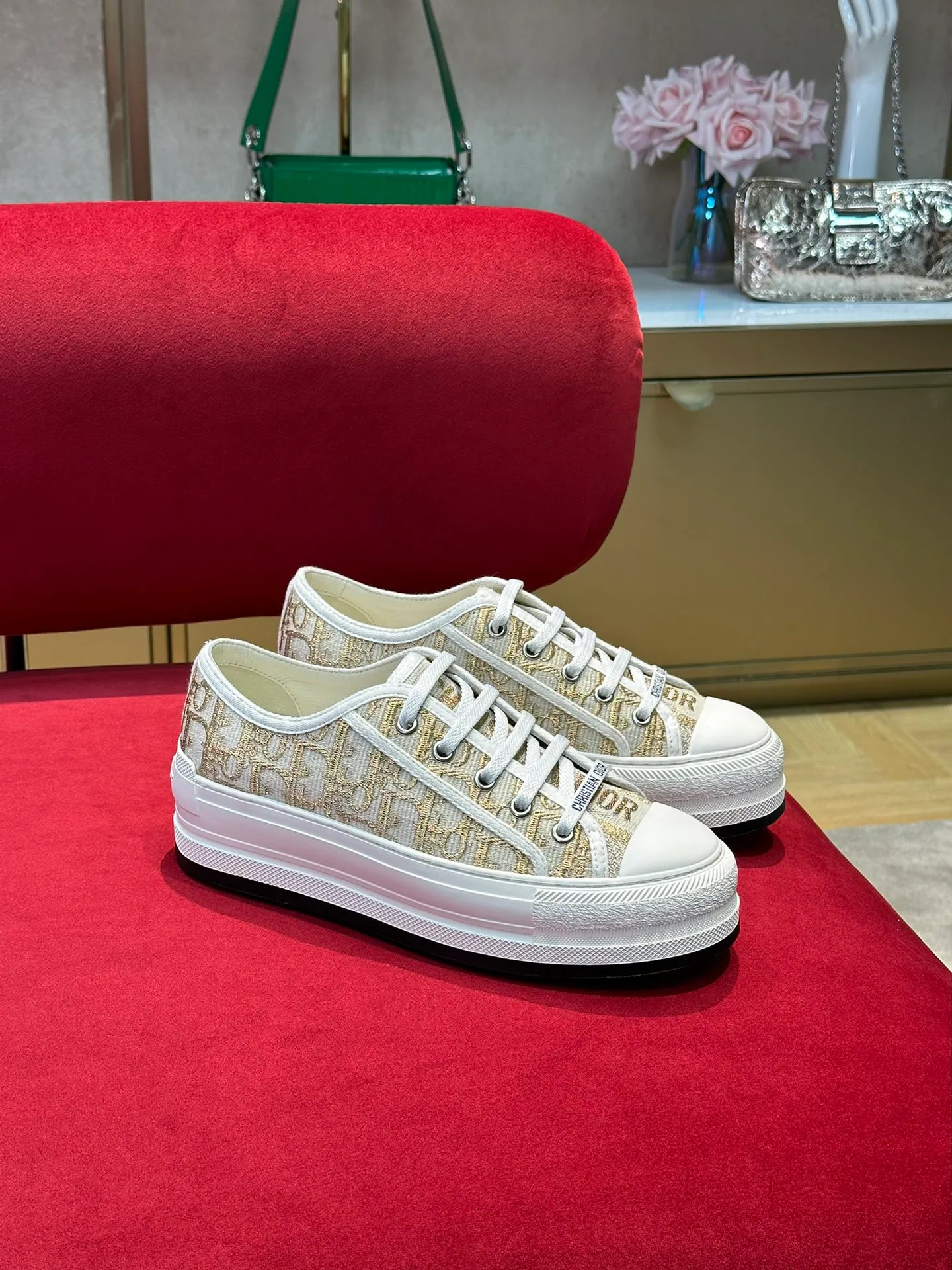 👟👟Ex-factory price 520👟👟 Dior Dior ss23 new arrival~ CD's 2023 spring and summer thick-soled embroidered cloth shoes have a good heightening effect, really look at it👏 The uppers have exquisite oblique three-dimensional embroidery, and the flower is the map of Paris! Exquisite and high-end, slimmed into shape! size 35-41 (40-41 customized)